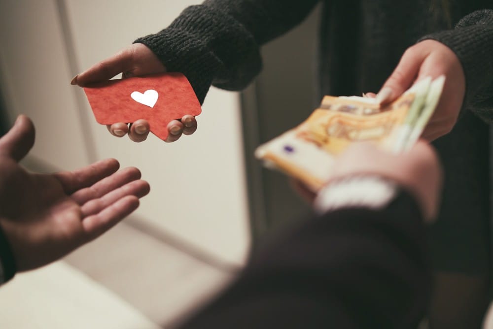 Preguntas y respuestas Australia dos manos intercambiándose dinero y un "me gusta"